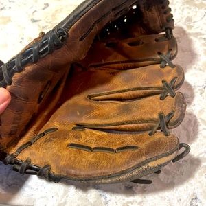 Vintage Mizuno leather baseball glove